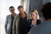 Linas Eltern fallen aus allen Wolken: Ihre Tochter soll sich auf einen sechs Jahre älteren Dealer eingelassen haben. V.l.n.r. Lars (Ingo Naujoks), Finn (Sven Martinek), Lina König (Sarah Mahita), Steffen König (Max Hopp).