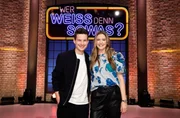 Treten bei "Wer weiß denn sowas?" als Kandidat:innen an: Der Fernsehmoderator und Autor Tim Schreder (l.) und seine Ehefrau, die Fernsehmoderatorin und Autorin Jennifer Sieglar (r.).
