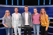 Moderator Alexander Bommes (M.) mit den Kandidat:innen: Maren Johann (l.), SWR3-Moderator Michael Wirbitzky (2.v.l.), Johanna Frese (2.v.r.) und 1Live-Moderatorin Friederike "Freddie" Schürheck (r.).