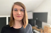 „Queer“. Der Begriff ist jung, die Geschichte viel älter: von der Verfolgung Homosexueller, bis hin zur Ehe für alle oder dem dritten Geschlecht. Wer oder was ist überhaupt „queer“? Wer gehört dazu, wer wird ausgeschlossen? Wer kämpft mit wem? Wer streitet sich? Worüber? Wohin geht die Reise? Das will diese 4-teilige Serie herausfinden.