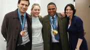 Jeremy Sisto (l.), Anthony Andersen und Alana De La Garza (r.) mit Gaststar Lindsey Vonn.