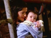 Erleichtert hält Jordan (Jill Hennessy) ein vermisstes Baby in den Armen. Dessen Vater, ein angeblicher Junkie, wurde zuvor tot aufgefunden.