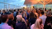 After-Work-Party auf der Besucherterrasse des Frankfurter Flughafens.
