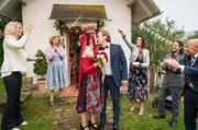 SWR DIE FALLERS - DIE SWR SCHWARZWALDSERIE, FOLGE 1230, "Bund fürs Leben". Jenny und Sebastian haben geheiratet und feiern mit der Familie auf dem Fallerhof. v.li.: Kati (Christiane Bachschmidt), Bea (Christiane Brammer), Jenny (Julia Obst), Sebastian (Dominik Stricker), Monique (Anne von Linstow), Albert (Alessio Hirschkorn), Franz (Edgar-M. Marcus)