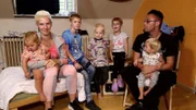 Mircos (3.v.li.) Familie drohen drastische Konsequenzen.