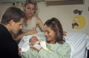 Sabine (Marlene Marlow, M.) ist es gelungen, das junge Pärchen wieder zu vereinen. Die glücklichen Eltern Linda (Janina Flieger, r.) und Denis (Enno Hesse, l.) sind stolz auf ihre kleine Tochter.