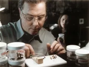 Anhand der Larven erhofft sich Gil (William Petersen) Aufklärung über den genauen Todeszeitpunkt der Ermordeten.