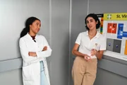 Leyla (Suri Abbassi, r.) hofft, sich hinsichtlich Johannes vielleicht unnötig Sorgen gemacht zu haben. Links Imani (Féréba Koné)