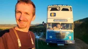 Michèl mit seinem Café-Bus auf dem Jakobsweg.