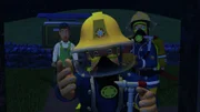 Feuerwehrmann Sam holt die Frauen behutsam aus dem Haus.