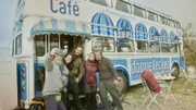 Michèls (r) Bus ist auch Begegnungsstätte für die Pilger.; WDR Fernsehen MENSCHEN HAUTNAH: LOVE, PEACE & COFFEE, "Michèls Café-Bus auf dem Jakobsweg", Ein Film von Julia Horn.