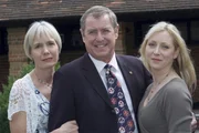 Inmitten aller Mordgeschichten bleiben die Barnabys eine gl&uuml;ckliche Familie: Joyce (Jane Wymark, l.), Tom (John Nettles, M.) und Tochter Cully (Laura Howard, r.).