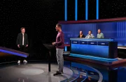 Moderator Alexander Bommes (M.) mit den Kandidaten: MDR-Jump-Moderator Chris Löwe (l.), Stephan Lehmann (3.v.r.), NDR2-Moderator Jens Mahrhold (2.v.r.) und Robby Zscheile (r.).