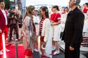 Die Influencerin Sophie Zimmermann (Emilia Bernsdorf, vorn, li.) und deren Freundin und Geschäftspartnerin Nina Blum (Bianca Nawrath, vorn re.) haben heimliche eine ernste Auseinandersetzung kurz bevor sie das Partyboot ihres Werbekunden betreten.