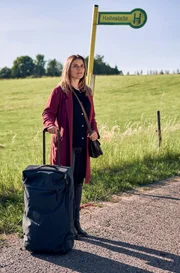 Marie Gabler steht mitten im Nirgendwo - ein Traktor hat sie an der stillgelegten Bushaltestelle abgesetzt. Wie kommt sie jetzt nach Hengasch?