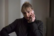 Mandy (Christine Bottomley) möchte sich mit Miri aussprechen.