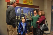 Mike (Neil Flynn, l.) ist der Meinung, dass heutzutage viel zu viele Trophäen verteilt werden und die Pokale damit ihren Wert verlieren. Frankie (Patricia Heaton, r.), Axl (Charlie McDermott, 2.v.l.) und Brick (Atticus Shaffer, 2.v.r.) sind eher der Meinung, dass Mike nur nicht will, dass sein alter Pokal im Trophäenschrank durch einen neuen ausgetauscht wird ...