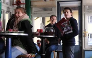 Flori kann nicht fassen, dass die hübsche Unbekannte beim Wichteln so sehr seinen Geschmack getroffen hat. Von links: Ludwig (Martin Wenzl) und Florian Brunner (Tommy Schwimmer).