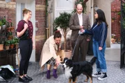 Esma (Özge Delioglan, r.) ist überrascht, als ausgerechnet Tobias (Patrick Müller) sie rettet. Links Ronja (Theresa Traser) und Nuray (Lilay Huser) mit Hund Bandit.