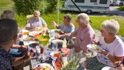 Campinggenuss ganz einfach. Siggi und Christine lieben den Blick aufs Karwendelgebirge.