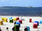 Strandleben auf Föhr: Strandkörbe und ein paar Touristen.