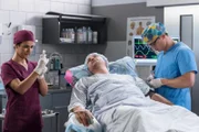 Leyla und Elias bereiten den Patienten auf die OP vor. V.l.n.r. Dr. Leyla Sherbaz (Sanam Afrashteh), Dr. Jakob Wöhler (Patrick von Blume), Elias Bähr (Stefan Ruppe).