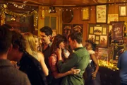 Connell (Paul Mescal) erkennt endlich, dass er ohne Marianne (Daisy Edgar-Jones) nicht glücklich sein kann. Während eines romantischen Momentes der Zweisamkeit mach er ihr ein aufrichtiges Versprechen.