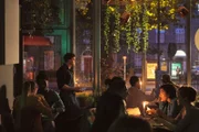 Auch auf der Arbeit im Café ist Connell (Paul Mescal, 3.v.l.) allein mit seinen Gedanken. Ihn überkommt die Sehnsucht nach einer ganz bestimmten Person.