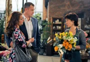 Merle (Anja Franke, r.) überlegt vor Carla (Maria Fuchs, l.) und Torben (Joachim Kretzer, M.), sich von einem Geschäftszweig zu trennen.