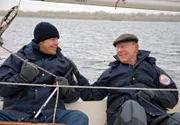Matthias Lentz (Hans Peter Korff, rechts) löst sein vor mehr als 20 Jahren gegebenes Versprechen ein und unternimmt mit seinem Sohn Christoph (Sven Martinek) einen Segeltörn. Vater und Sohn finden dabei endgültig wieder zueinander.