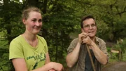 Lehrling Lucia Maier und ihr Ausbilder, Hofbauer Elmar Karg, beim Almauftrieb.