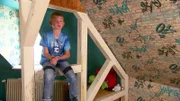 Mirco (7) lebt mit seinen vier Geschwistern in einer renovierungsbedürftigen Wohnung. Die Eltern scheinen hoffnungslos überfordert - nun drohen der Familie, die bereits unter Aufsicht des Jugendamtes steht, weitere, schwere Konsequenzen.