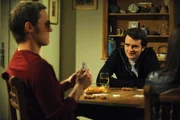 So viel Mühe sich Ludwig auch gibt, er schafft es nicht ein Pokerface zu wahren. Von links: Ludwig (Martin Wenzl) und Florian Brunner (Tommy Schwimmer).