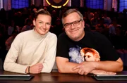 Rateteam-Kapitän Elton (r.) und die Fußballspielerin Alexandra Popp (l.) bilden ein Rateteam.