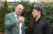 Hubert (links, Bernhard Ulrich) ist überrascht, als sich Leon (Joel Akgün) für seine Aussage entschuldigt und ihm ein Freundschaftsarmband für Franzi mitgibt.