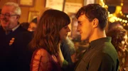 Glücklich vereint tanzen Marianne (Daisy Edgar-Jones) und Connell (Paul Mescal) inmitten vieler Leute. Dabei haben sie nur Augen für einander.