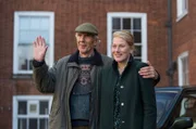 Caroline (Geraldine James) und Oscar (Richard Durden) warten auf ihre Tochter Miri.