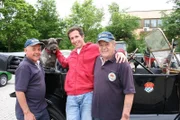 Willi mit Josef Auer, Rudi Batzer und Hund Anka vor dem Ford Thin Lizzy der Oldtimerfreunde Oberschleißheim.