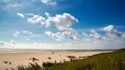 Föhr hat im Süden der Insel 12 Kilometer Sandstrand. Bei Ebbe kann man durchs Wattenmeer bis nach Amrum wandern.
