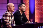 Rateteam-Kapitän Bernhard Hoëcker (l.) und der Schauspieler und Comedian Tan Caglar (r.) bilden ein Rateteam.