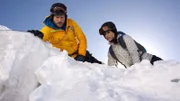 Markus Kofler (Sebastian Ströbel, l.) und Nathalie Kessler (Anna Lena Class, r.) sind auf Jans Spur. Ist er in die Eisspalte gestürzt?