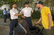 Wolf Malletzke (Christoph Grunert, mi.) und Fahri Celik (Hassan Akkouch, li.) zeigen Olaf Sieht (Timo Mewes, re.) ein Foto der verschwundenen Obdachlosen.