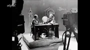 Fernsehmoderator Ernst von Khuon und Prof. Eugen Sänger, Forschungsingenieur und Konstrukteur von Strahltriebwerken, im Fernsehstudio des SWF in den 1950ern.