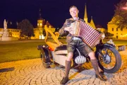 Stofferl Well mit seiner Quetschn auf dem Kapellplatz Altötting.