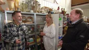 Trödelprofi Mauro (li.) mit Uta und Peter