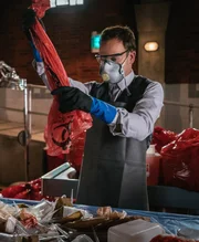 Holmes (Jonny Lee Miller) und Watson entdecken, dass das Mordopfer illegale Forschungen mit toten Embryos betrieben hat.
