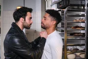Baris' (Metehan Demiröz, l.) verletzte Gefühle schlagen in unkontrollierte Wut gegen Theo (Julius Dombrink) um.