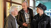 Der Vater (Siemen Rühaak, M.) und die Großmutter (Luise Deschauer, l.) klären Franzi (Rhea Harder, r.) über die nicht einfachen Familienverhältnisse auf.