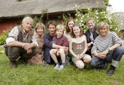 Alle vereint (von links): Knut (Rolf Becker), Stina (Marlies Engel), Thomas (Oliver Mommsen) und Moritz Krugmann (Karl-Alexander Seidel), Sabine (Deborah Kaufmann), Nele Krugmann (Anja Stührk), Piet (Henning Baum) und Anne (Gesine Cukrowski).