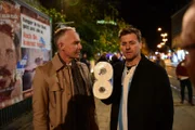 Zangel (Christoph Süß, l.) ist nach Giesing zum Tatort gekommen, um seinen Kripo-Kollegen auf die Finger zu schauen. Harald (Marcus Mittermeier, r.) hat gerade kontrolliert, ob wirklich im Viertel kein Klopapier mehr zu bekommen sei, wie ein Kneipenwirt behauptet.